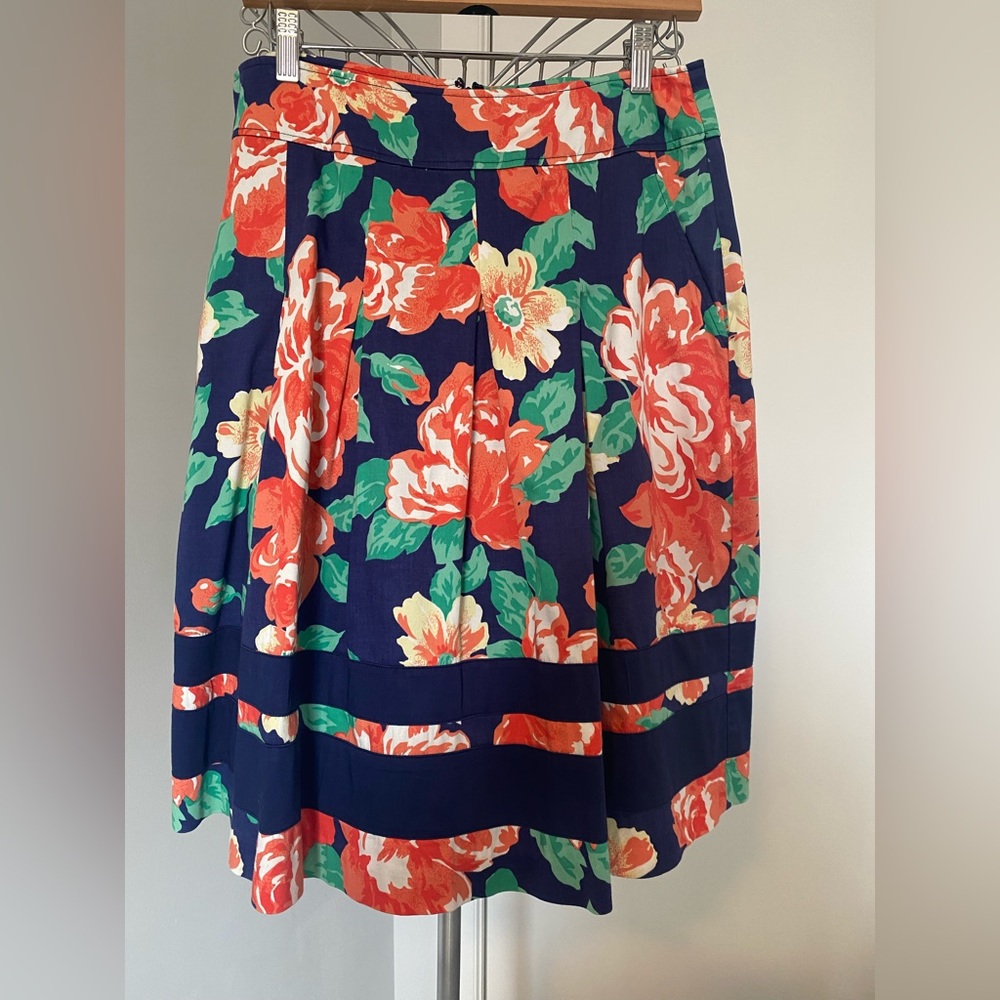 💥 SALE💥 Diana Ferrari navy & floral skirt - Picture 1 of 5
